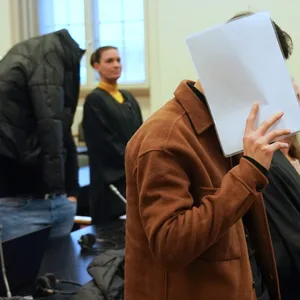 Die Angeklagten mit ihren Anwälten beim Prozessauftakt – nun wurden die Männer verurteilt.