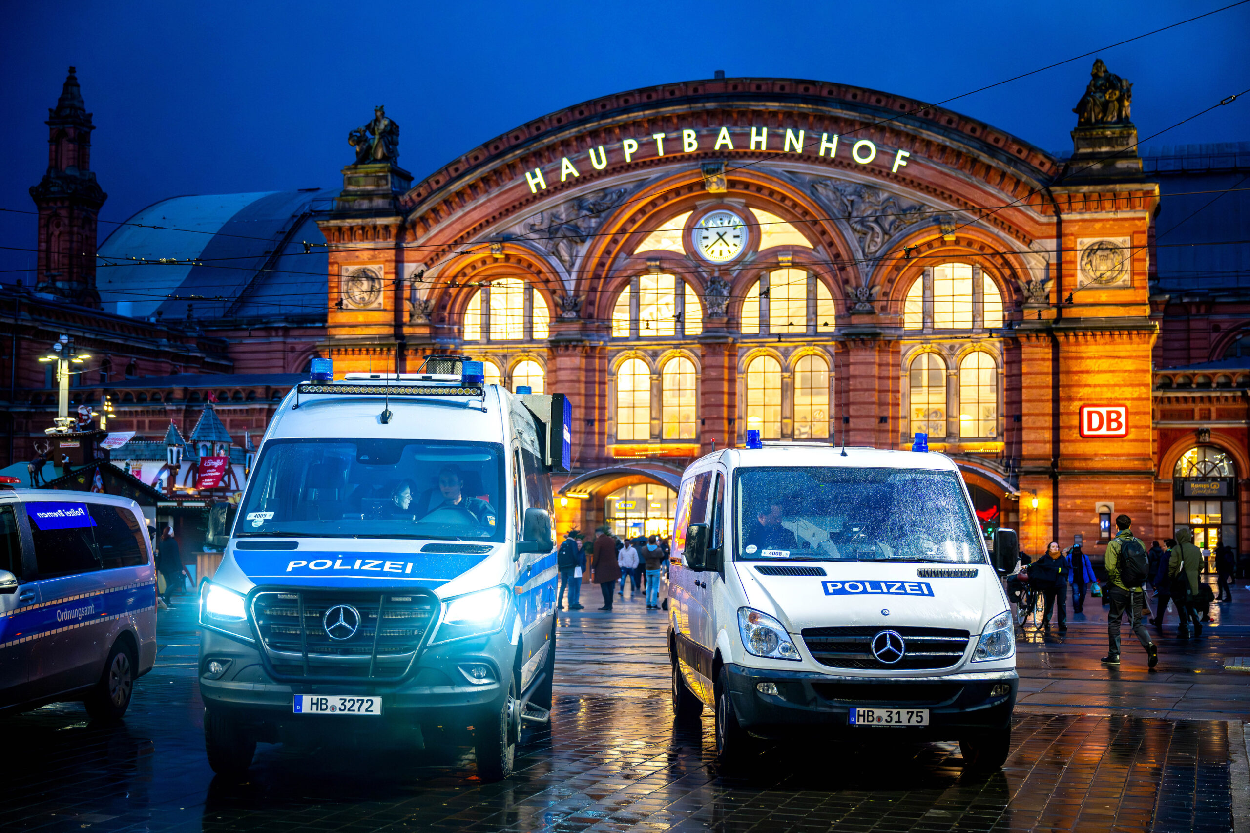 Einsatzfahrzeuge der Polizei vor dem Bremer Hauptbahnhof (Symbolbild).Einsatzfahrzeuge der Polizei vor dem Bremer Hauptbahnhof (Symbolbild).