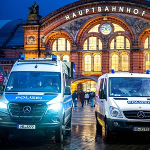 Einsatzfahrzeuge der Polizei vor dem Bremer Hauptbahnhof (Symbolbild).Einsatzfahrzeuge der Polizei vor dem Bremer Hauptbahnhof (Symbolbild).