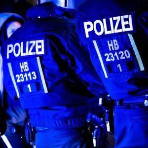Polizisten im nächtlichen Einsatz in Bremen. (Symbolbild)