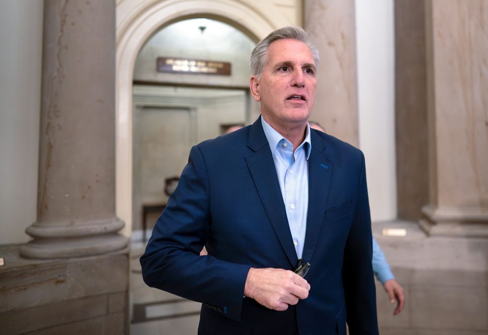 Der mittlerweile geschasste republikanische Vorsitzende der Kongresskammer, Kevin McCarthy, hatte die Ermittlungen im September angestoßen.