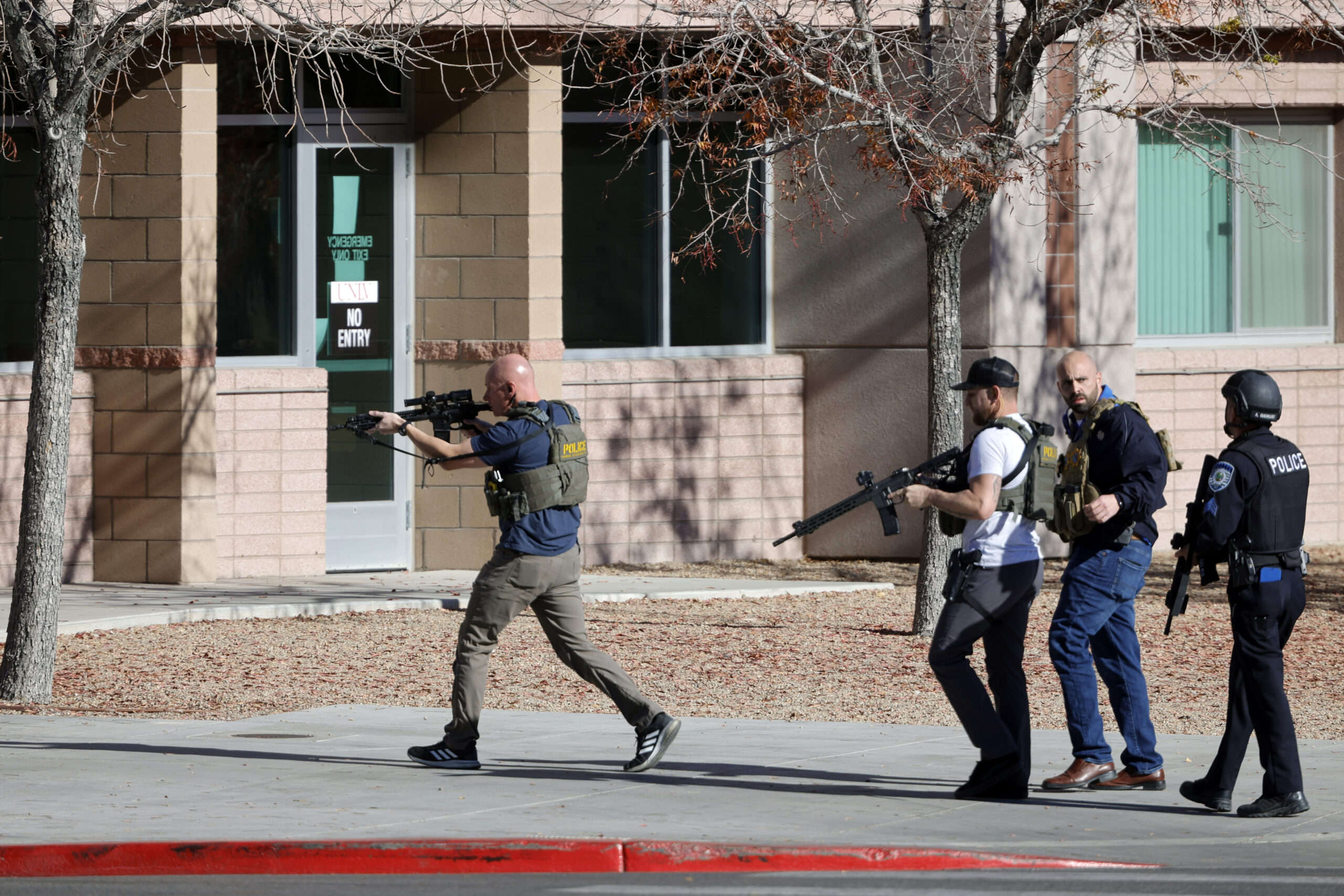 Polizeibeamte betreten den Campus der University of Nevada.