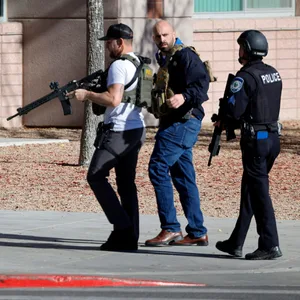 Polizeibeamte betreten den Campus der University of Nevada.