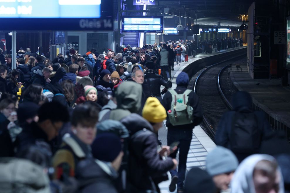 Zahlreiche Menschen warten am Hamburger Hauptbahnhof auf einen Zug (Archivbild).