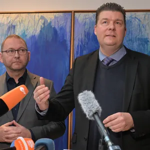 Verdi Vorsitzender Frank Werneke und Andreas Dressel, Hamburgs Finanzsenator und Verhandlungsführer der Länder, (v.l.) zeigen sich bei einer Pressekonferenz mit dem Ergebnis der Tarifverhandlungen zwischen Gewerkschaften und dem Öffentlichen Dienst zufrieden