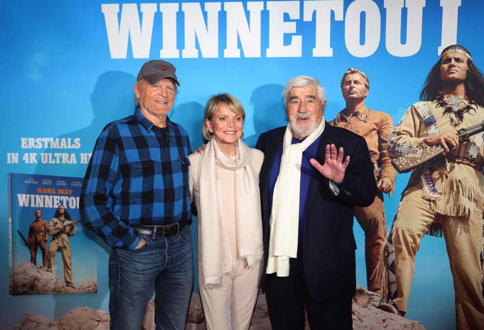 Mario Adorf neben Terence Hill (l.) und Uschi Glas bei der Matinee der technisch überarbeiteten 4K-Fassung von „Winnetou I“.