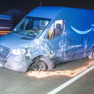 Der Amazon-Fahrer war in die falsche Richtung unterwegs und kollidierte mit einem entgegenkommenden Auto.