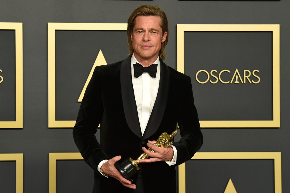 US-Hollywoodstar Brad Pitt hält bei der 92. Verleihung der Academy Awards im Dolby Theatre den Oscar als bester Nebendarsteller in den Händen. (Archivbild von 2020)
