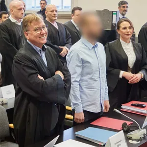 Sechs Angeklagte mit ihren Verteidigern im Landgericht Hamburg