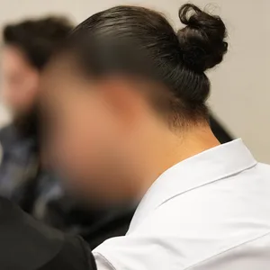 Die angeklagten syrischen Brüder (vorne r und hinten M) sitzen zu Beginn des Prozesses wegen mutmaßlicher Vorbereitung eines Sprengstoffanschlags neben ihren Anwälten im Sitzungssaal im Strafjustizgebäude in Hamburg, (Archivbild)