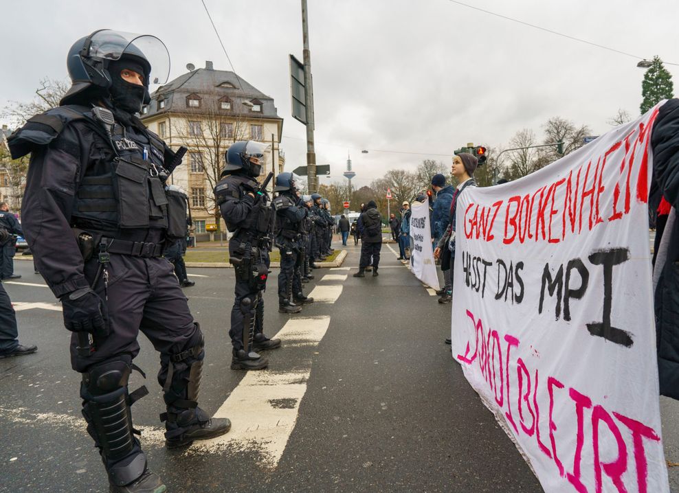 Polizei und Aktivisten stehen sich bei einer Spontankundgebung zur Räumung der Dondorf-Druckerei gegenüber.