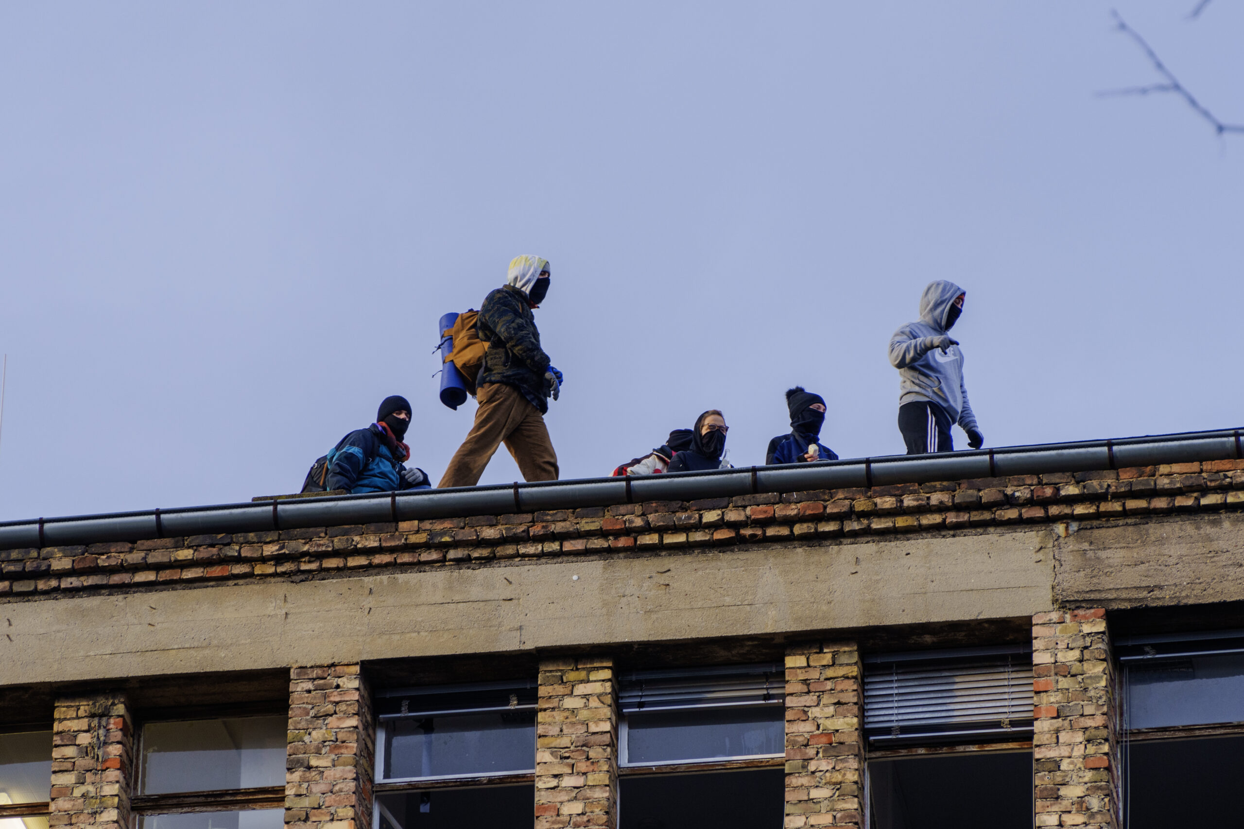 Aktivisten stehen auf dem Dach der Dondorf-Druckerei.
