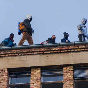 Aktivisten stehen auf dem Dach der Dondorf-Druckerei.