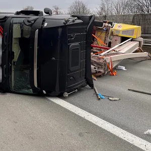 Nach dem Lastwagenunfall sichern Feuerwehrleute die Einsatzstelle.