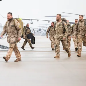 Soldaten verlassen nach der Landung ein Transportflugzeug vom Typ Airbus A400M der Luftwaffe auf dem Gelände vom Fliegerhorst Wunstorf.