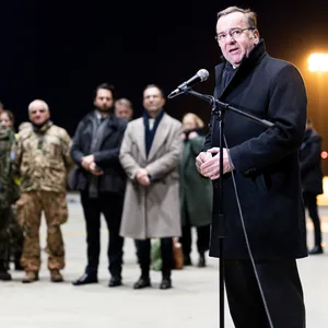 Boris Pistorius (SPD), Bundesminister der Verteidigung, spricht bei einem Pressestatement nach dem Rückkehrerappell in einem Hangar auf dem Gelände vom Fliegerhorst Wunstorf.