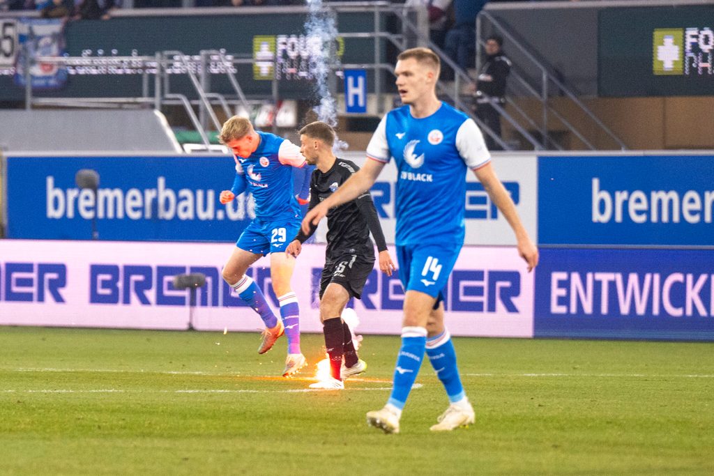 Zwischen Felix Ruschke und Visar Musliu (r.) landet ein Leuchtkörper. Im Vordergrund Svante Ingelsson