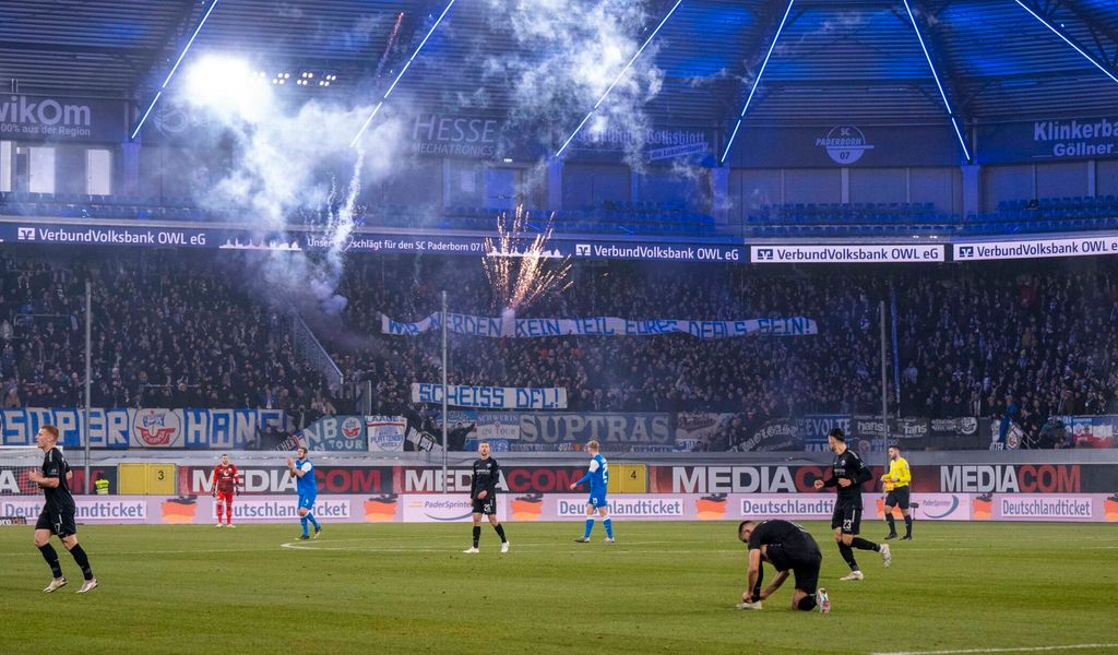 „Scheiß DFL!“ Rostocker Pyro-Protest lässt Spieler vom Feld gehen
