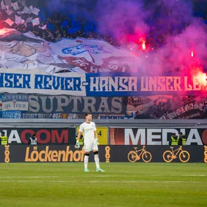 Die Fankurve von Hansa Rostock zündet Pyrotechnik