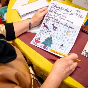 „Weihnachtsengel“ sortieren und beantworten in Himmelpfort die Wunschzettel der Kinder