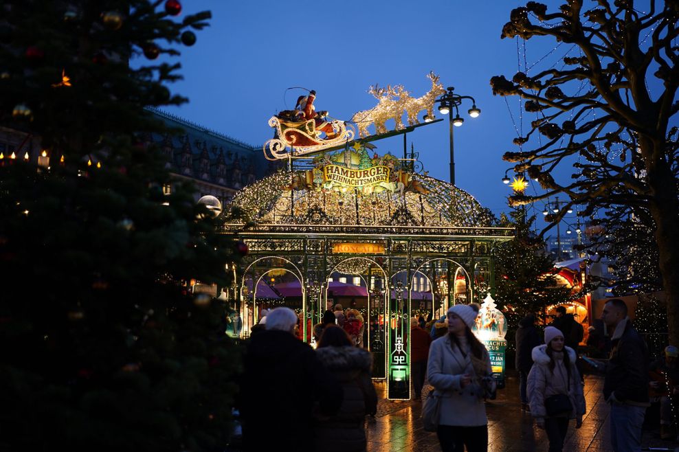 Auch die Betreiber des Weihnachtsmarktes auf dem Rathausmarkt beobachten das Wetter genau.