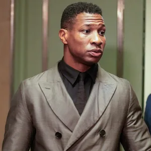 Jonathan Majors (l.) betritt einen Gerichtssaal im Strafgericht von Manhattan in New York
