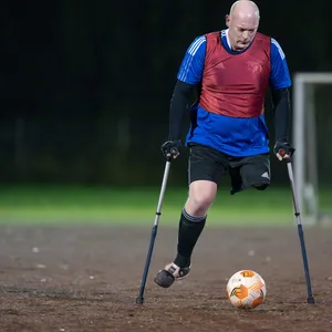 Der beinamputierten Fußballspieler Ralf Stellfeld trainiert mit seiner Mannschaft vom TSV „Frisch Auf“ Timmerlah.