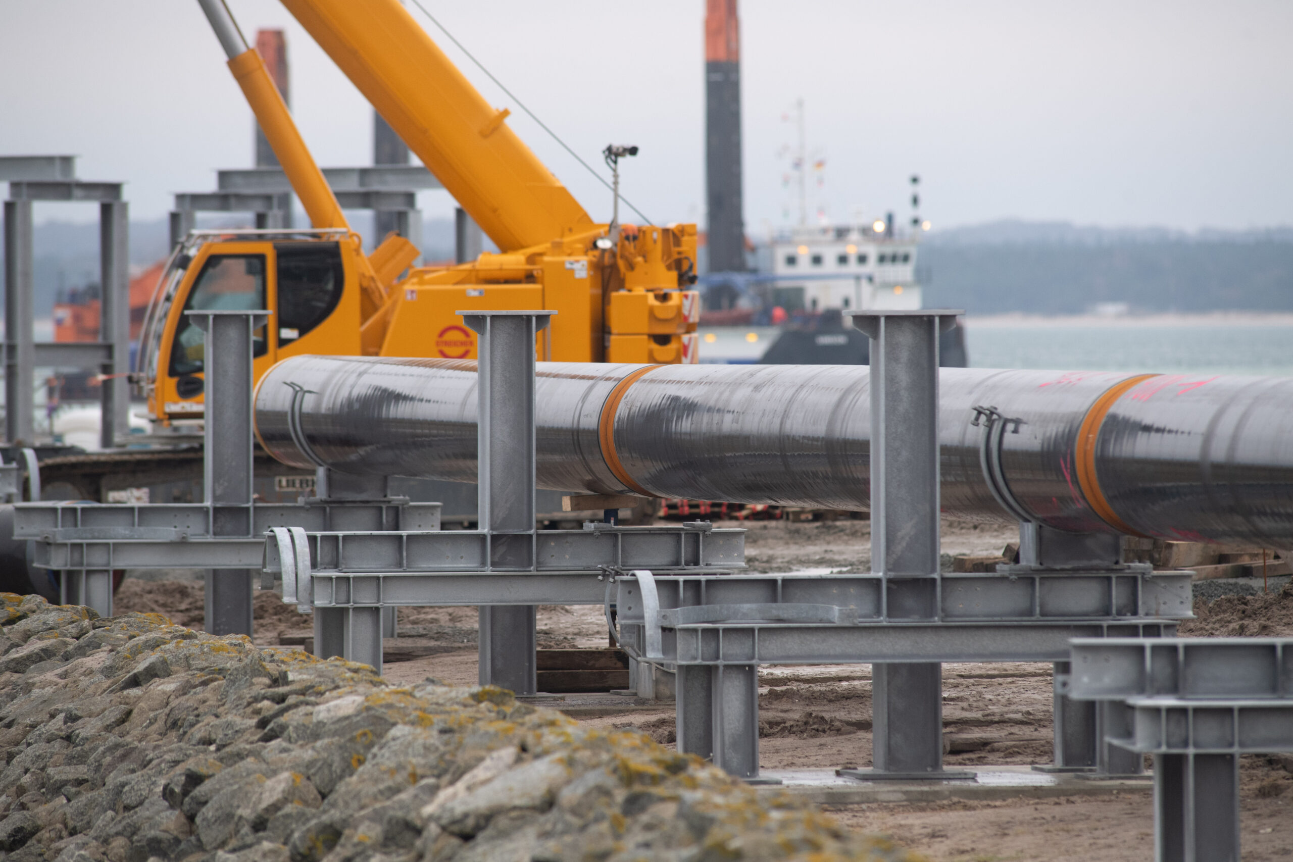 Baustelle des Rügener LNG-Terminals im Hafen Mukran