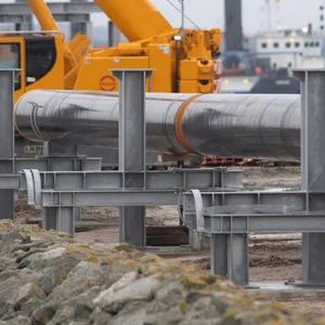 Baustelle des Rügener LNG-Terminals im Hafen Mukran