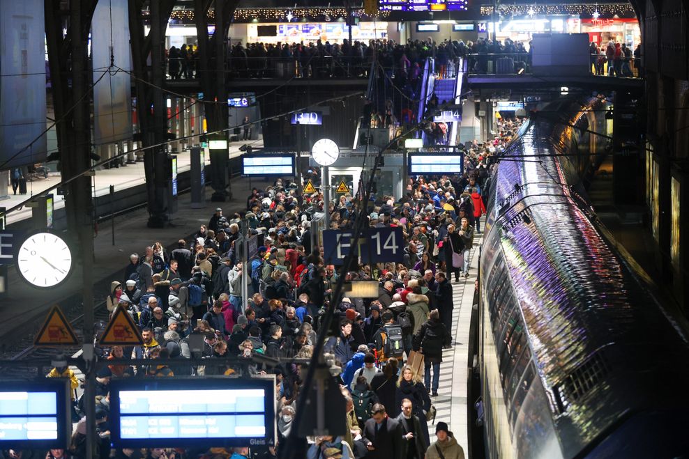 Schon seit Donnerstagnachmittag kommt es zu Verspätungen und Zugausfällen. In der Folge ist der Hamburger Hauptbahnhof überfüllt.