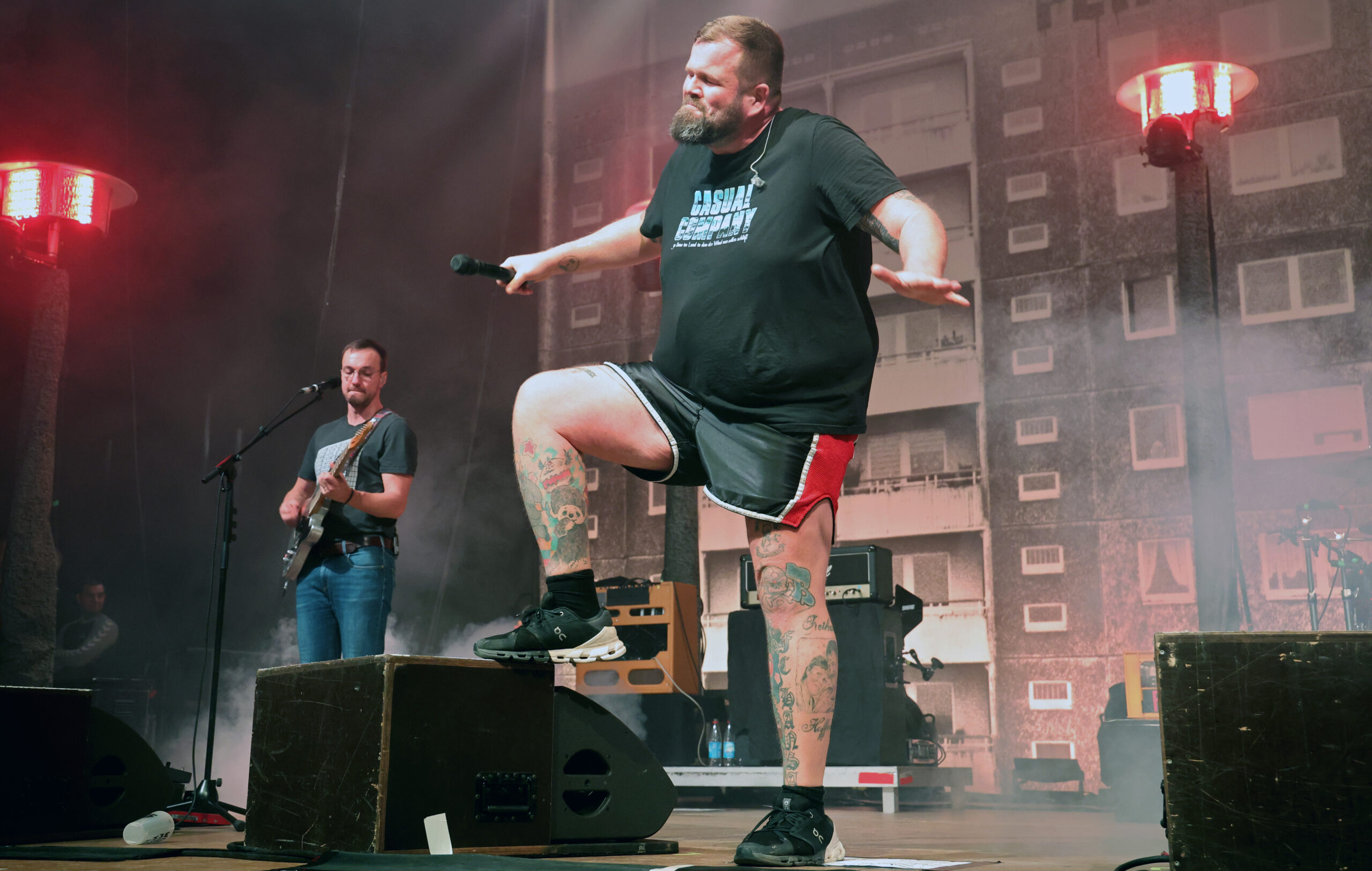 Jan „Monchi“ Gorkow, Sänger der Punkband Feine Sahne Fischfilet, steht in der Stadthalle beim letzten Konzert der Band zum Abschluss der diesjährigen Tournee auf der Bühne.
