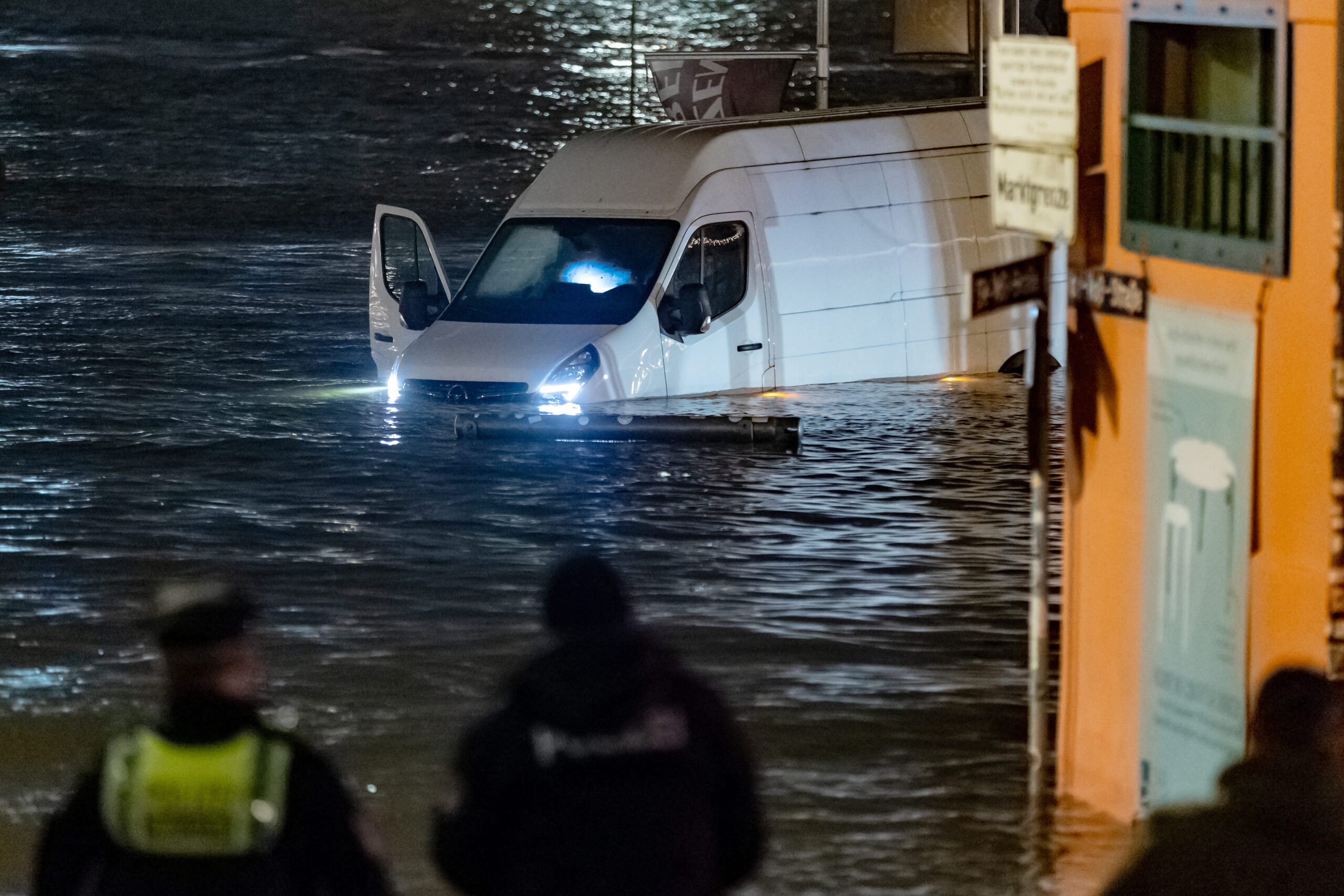 Ein Lieferwagen steht bei der Sturmflut am Freitag in der Nähe des Fischmarkts im Wasser der Elbe.