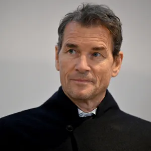 Der wegen Hausfriedensbruch und Sachbeschädigung angeklagte ehemalige Fußball-Nationaltorwart Jens Lehmann steht zur Fortsetzung im Prozess gegen ihn an seinem Platz.