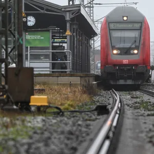 Zug an einem Bahnsteig