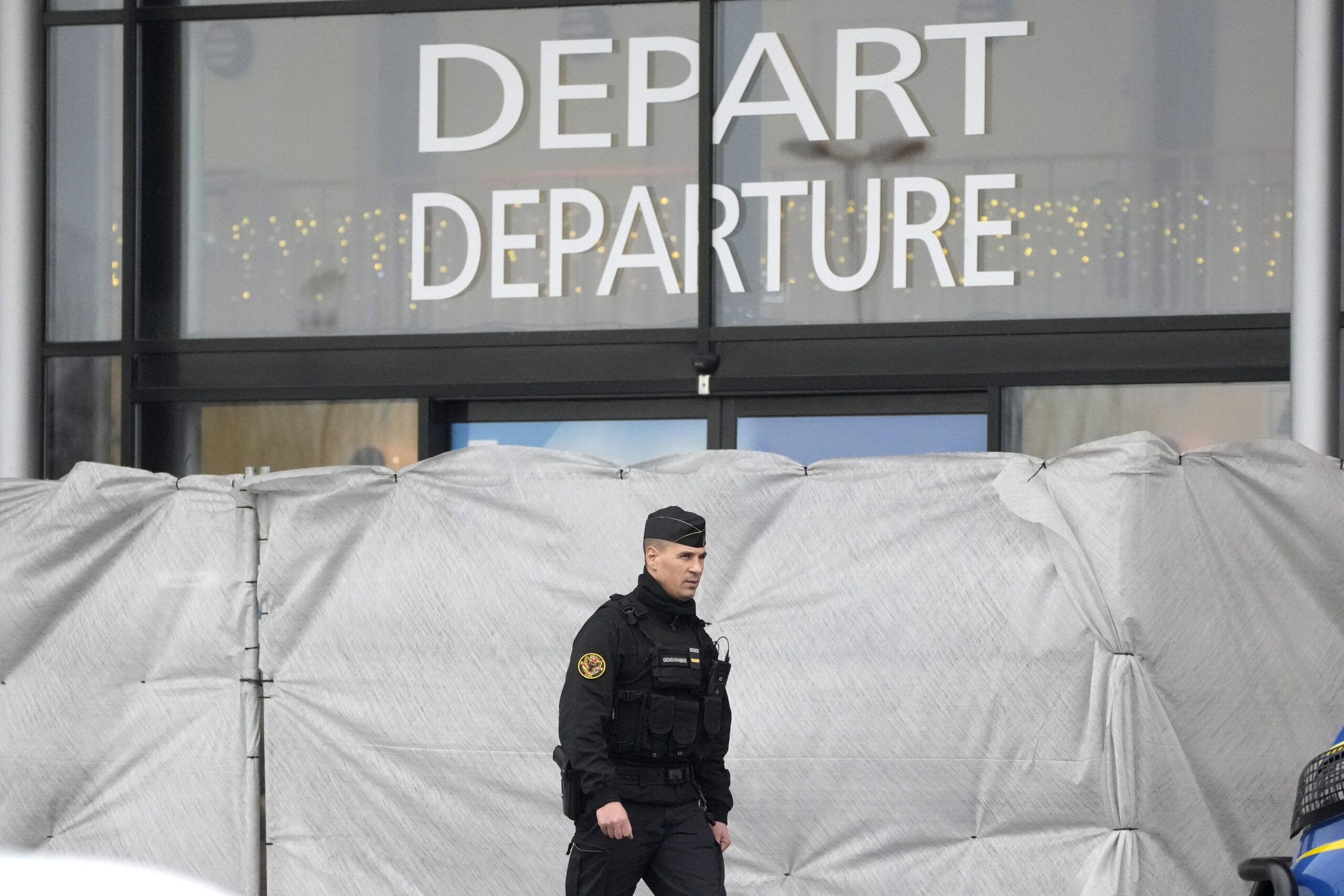 Ein Polizist patrouilliert auf dem Flughafen von Vatry.