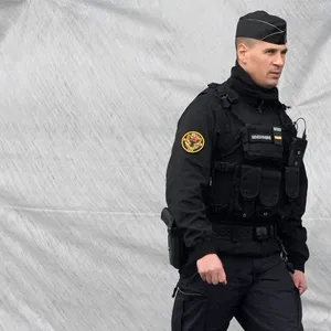 Ein Polizist patrouilliert auf dem Flughafen von Vatry.