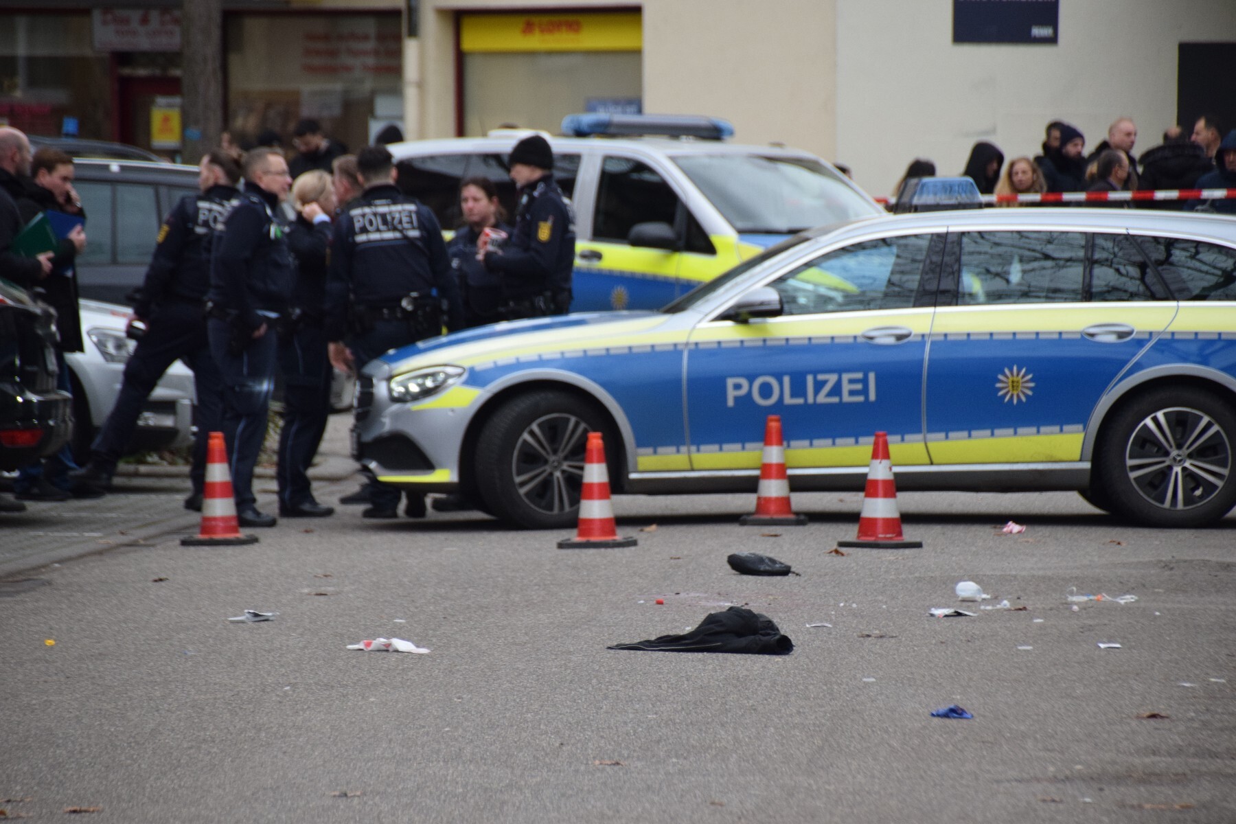 Die Polizei am Tatort: Ein 49-Jähriger wurde in Mannheim von Polizisten erschossen, die Hintergründe sind bisher noch unklar.