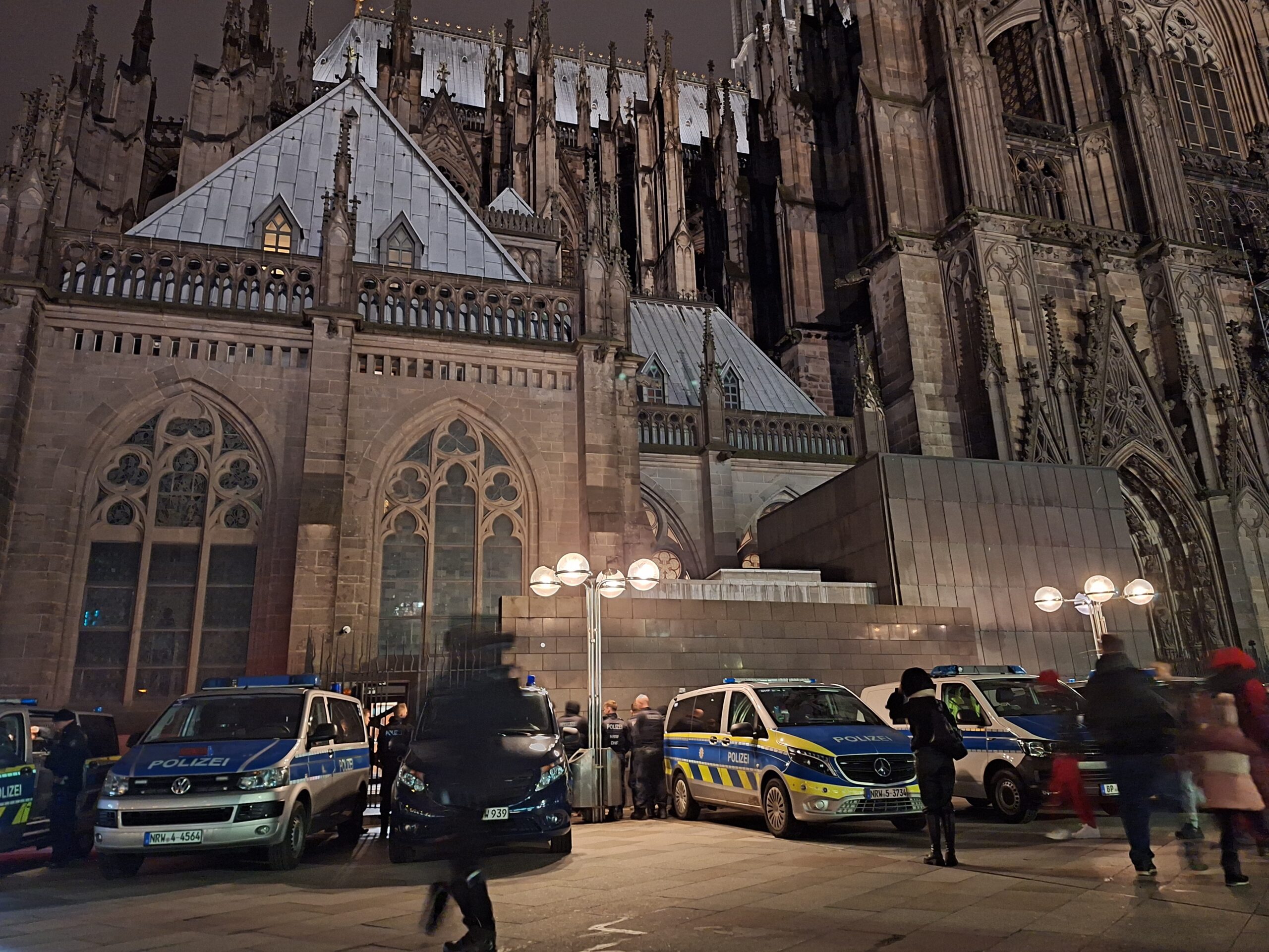 Polizeieinheiten wurden am Kölner Dom zusammengezogen.