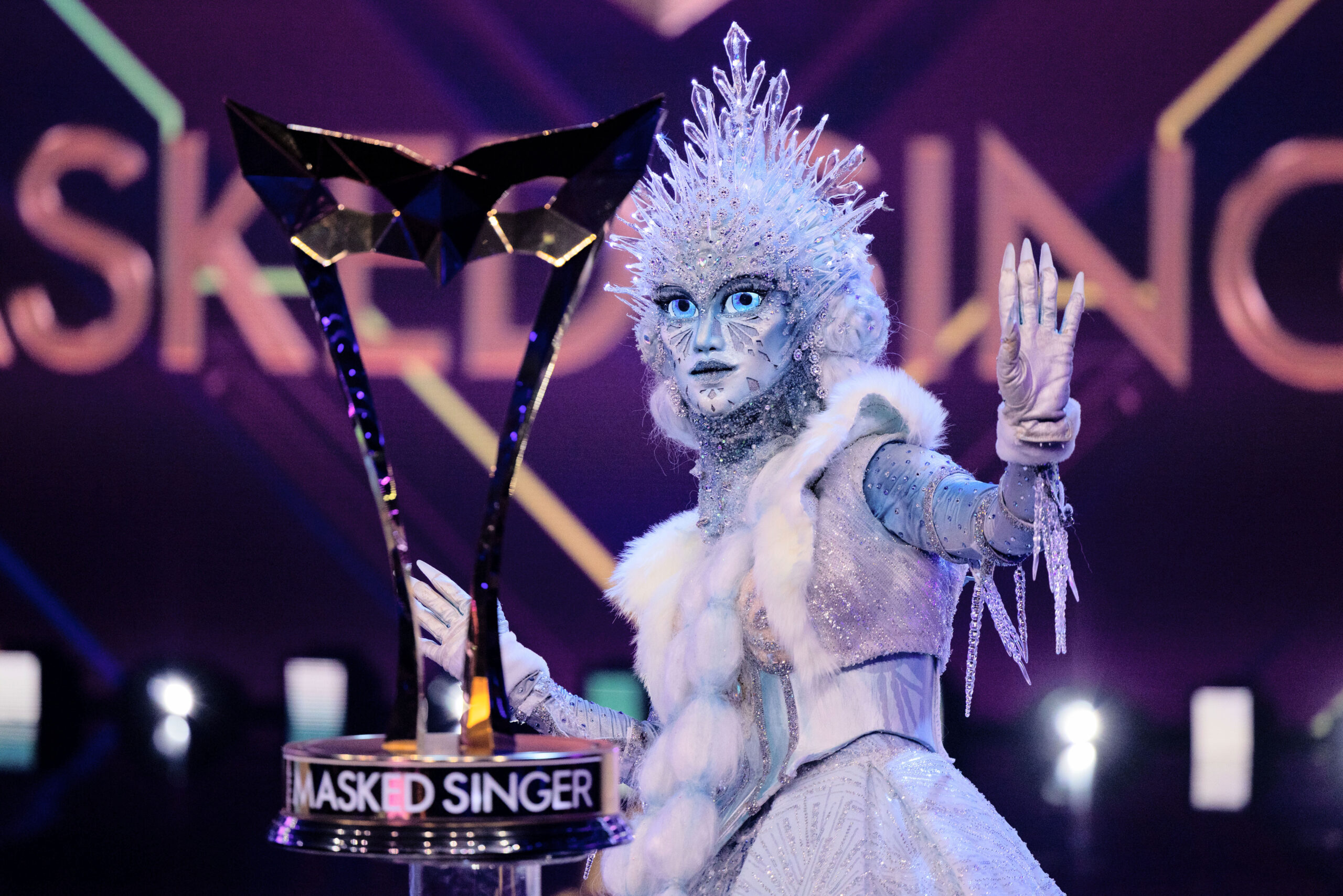 Die Figur „Die Eisprinzessin“ winkt hinter der Trophäe für den Gewinner nach dem Sieg im Finale der Prosieben-Show „The Masked Singer“ – doch wer steckt hinter dem Kostüm?