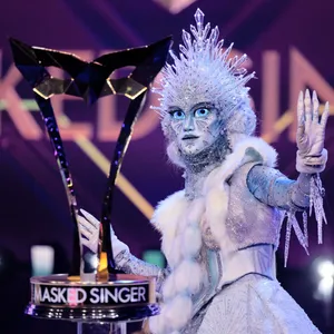 Die Figur „Die Eisprinzessin“ winkt hinter der Trophäe für den Gewinner nach dem Sieg im Finale der Prosieben-Show „The Masked Singer“ – doch wer steckt hinter dem Kostüm?