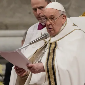 Papst Franziskus nimmt an der Christmette im Petersdom im Vatikan teil.