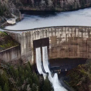 Blick auf die Staumauer der vollen Okertalsperre in Niedersachsen.