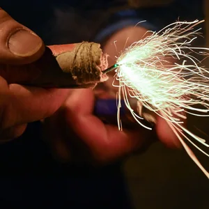 Hand mit Feuerwerkskörper