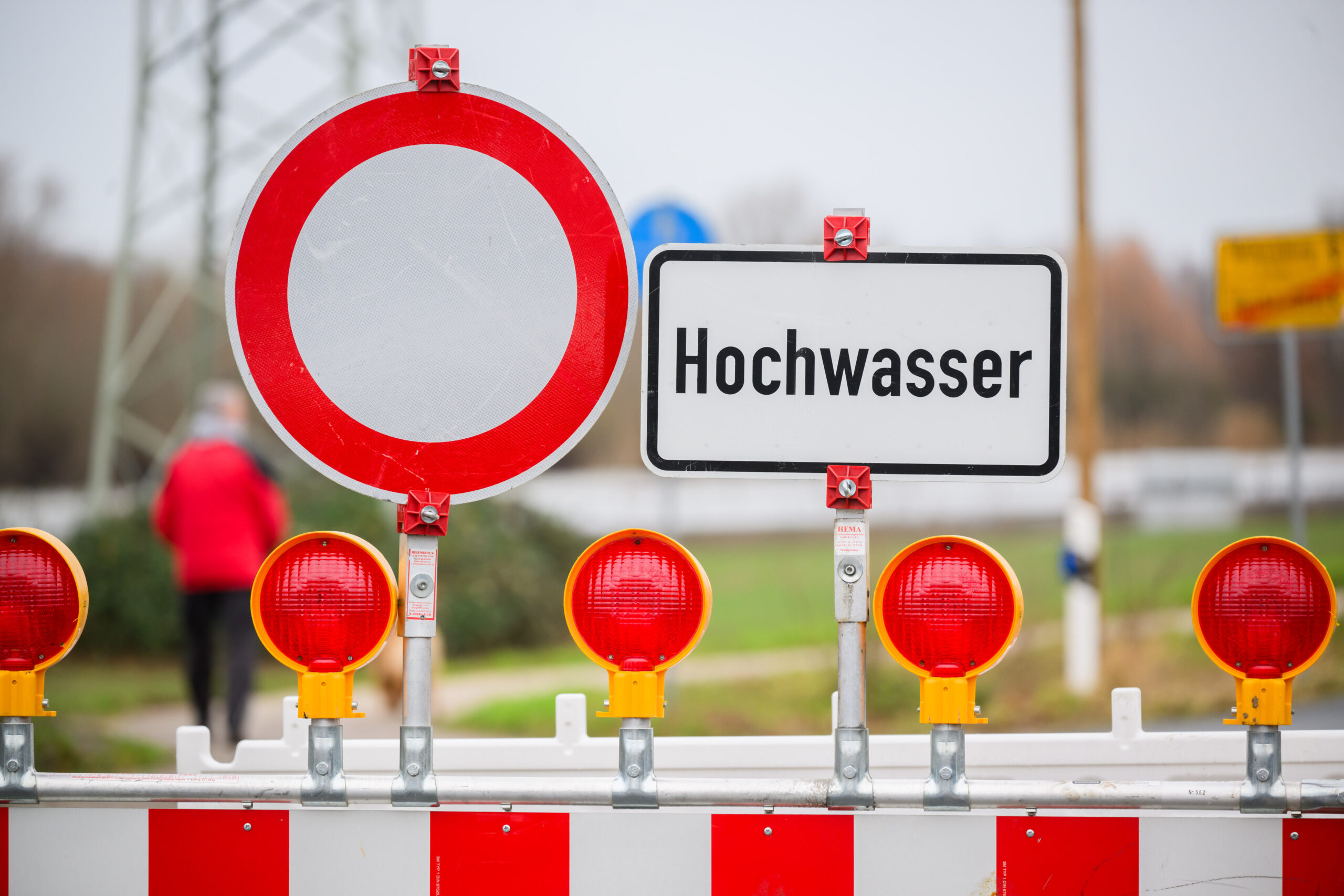Ein Warnschild „Hochwasser“ steht an einer Straßensperre an der Leinemasch in der südlichen Region Hannover.