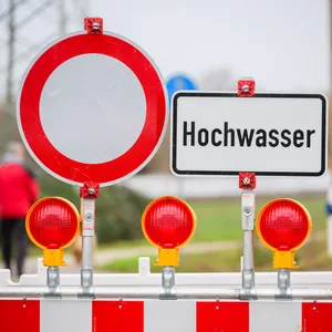 Ein Warnschild „Hochwasser“ steht an einer Straßensperre an der Leinemasch in der südlichen Region Hannover.