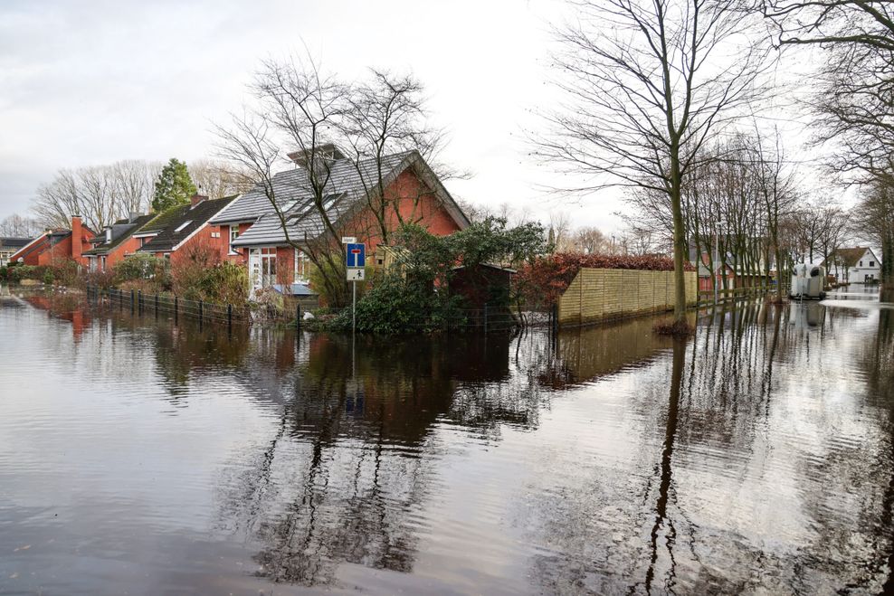 Eine Straße in Lilienthal bei Bremen steht unter Wasser – Anwohner mussten ihre Häuser in der Gemeinde verlassen. (Archivbild vom Donnerstag)