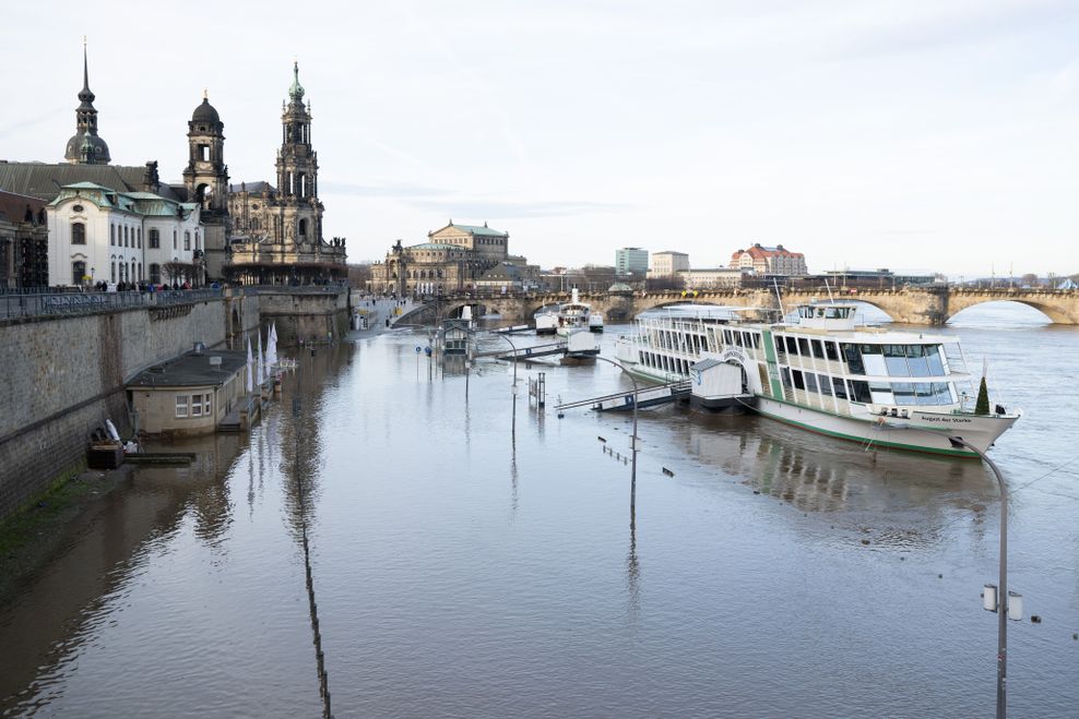 Die historischen Dampfer der Sächsischen Dampfschifffahrt liegen am Terrassenufer vor Anker. An der Elbe in Dresden entspannt sich die Hochwasserlage ein wenig.
