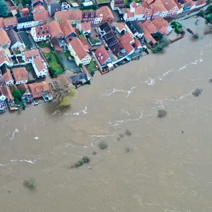 Hier ist die Altstadt von Verden an der Aller zu sehen, die teilweise unter Wasser steht.
