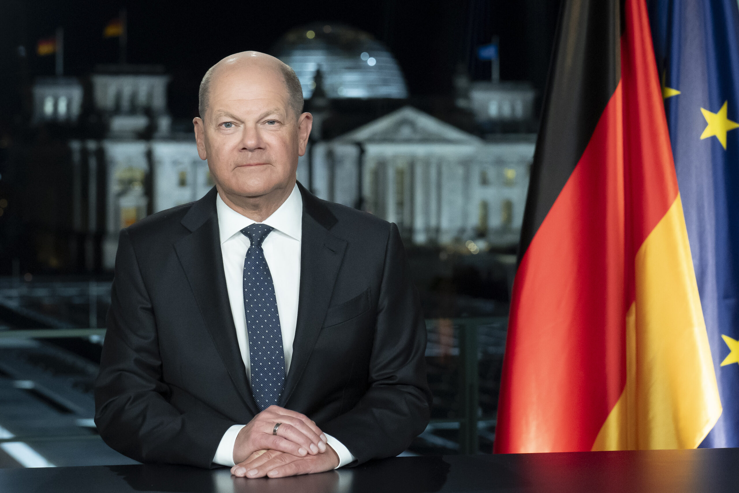 Bundeskanzler Olaf Scholz (SPD) sitzt am Rande der Aufzeichnung seiner Neujahrsansprache im Kanzleramt