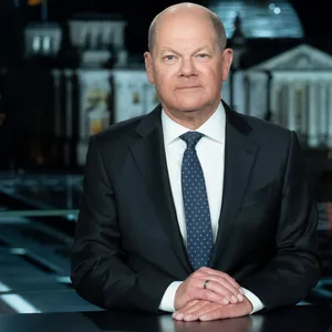 Bundeskanzler Olaf Scholz (SPD) sitzt am Rande der Aufzeichnung seiner Neujahrsansprache im Kanzleramt